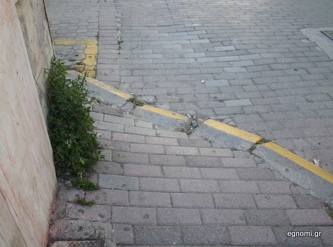 Γλιστράει επικίνδυνα το πεζοδρόμιο