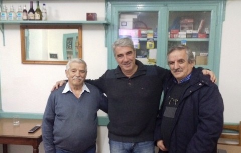 Με κάζουαλ εμφάνιση σε παραδοσιακό καφενείο