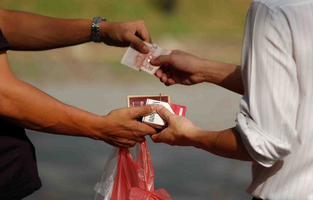 Αλλοδαποί πουλούσαν λαθραίο καπνό και τσιγάρα