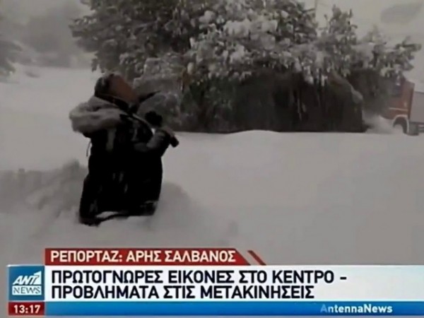 Ρεπόρτερ περπατάει στα γόνατα για να δείξει ότι έχει πολύ χιόνι (VIDEO)
