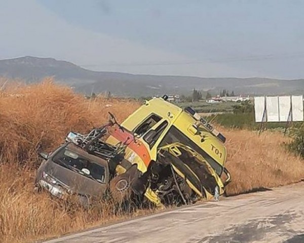 Ασθενοφόρο συγκρούστηκε με ΙΧ- Τρεις τραυματίες