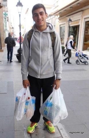 Σηκώνει τα βάρη του σπιτιού