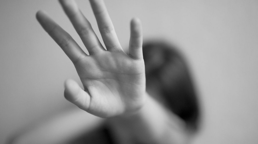 19χρονη κατήγγειλε 24χρονο για βιασμό μέσα σε περίπτερο!