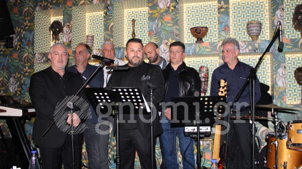 ΣΥΛΛΟΓΟΣ ΚΑΤΑΣΤΗΜΑΤΑΡΧΩΝ ΕΣΤΙΑΣΗΣ ΕΥΒΟΙΑΣ: Κοσμοσυρροή στην κοπή της πρωτοχρονιάτικης πίτας (PHOTO-VIDEO)