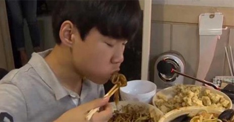 Τον πληρώνουν για να τρώει