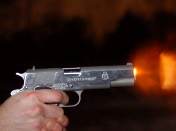 Αστυνομικός πυροβόλησε από τη βεράντα επειδή τσακώθηκε με νεαρούς