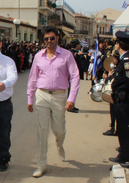 Trendy ο καθηγητής από τα Ψαχνά