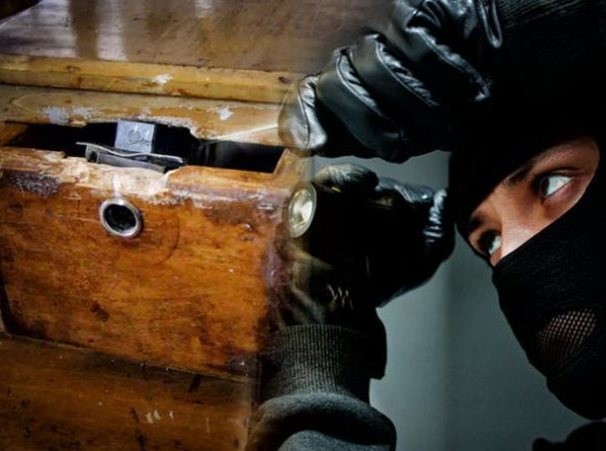 Δυο Ελληνες έβαλαν ...χέρι στο παγκάρι εκκλησίας και πήραν 2.000 ευρώ