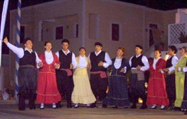 Χόρεψαν στη μαγευτική Οία της Σαντορίνης