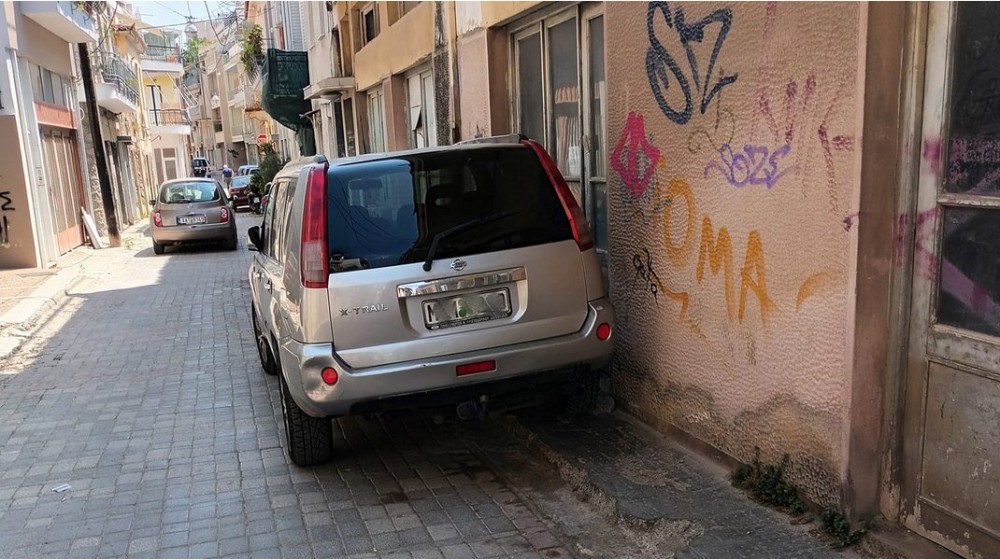 ΧΑΛΚΙΔΑ: Ο χρυσοχόος Γιάννης Γαλάνης έχει δεχτεί ...18 κλήσεις από την Τροχαία για το παρκάρισμα της φωτογραφίας