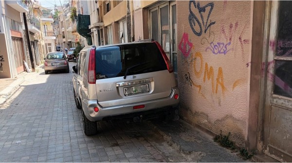 ΧΑΛΚΙΔΑ: Ο χρυσοχόος Γιάννης Γαλάνης έχει δεχτεί ...18 κλήσεις από την Τροχαία για το παρκάρισμα της φωτογραφίας