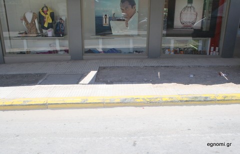 Ακόμα να στρωθούν οι πλάκες στο πεζοδρόμιο