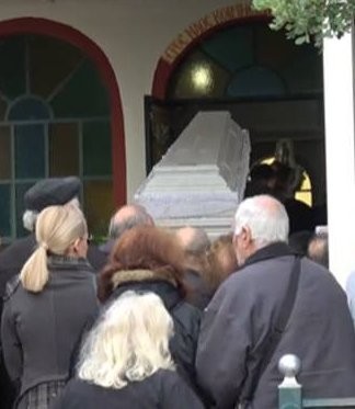 Θρηνούσαν λάθος νεκρή πάνω από το φέρετρο