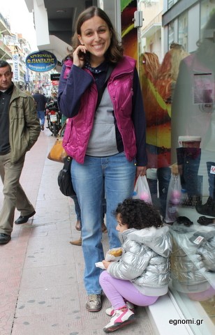 Περιμένει χαμογελαστή η Αργυρώ