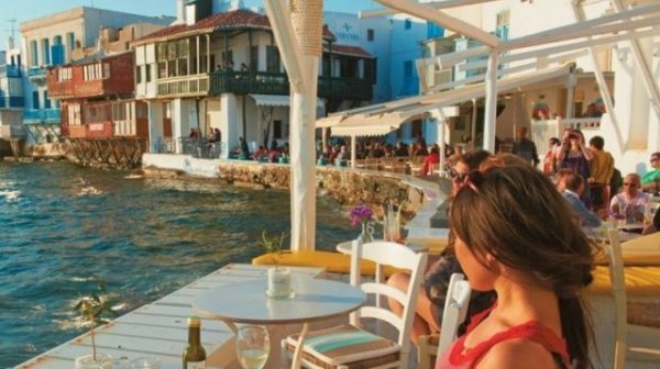 Ελβετοί παρενόχλησαν σεξουαλικά Ελληνίδα σερβιτόρα στη Μύκονο