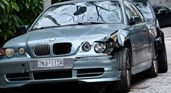 ΚΟΛΩΝΑΚΙ: Μεθυσμένη τραγουδίστρια πήρε σβάρνα πέντε αυτοκίνητα