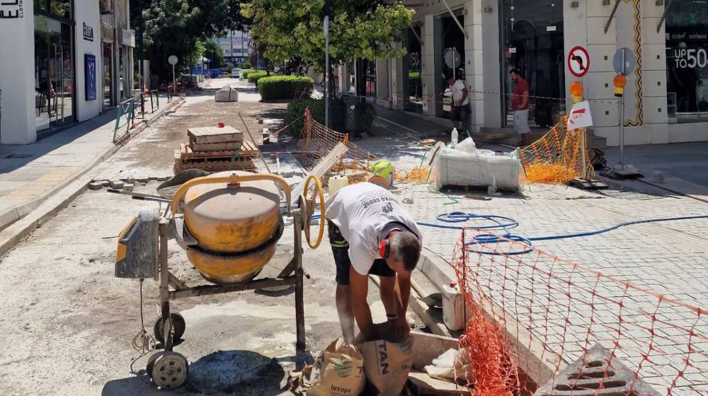 ΧΑΛΚΙΔΑ: Λιώνουν οι εργαζόμενοι κάτω από τον καυτό ήλιο στην οδό Καραμουρτζούνη