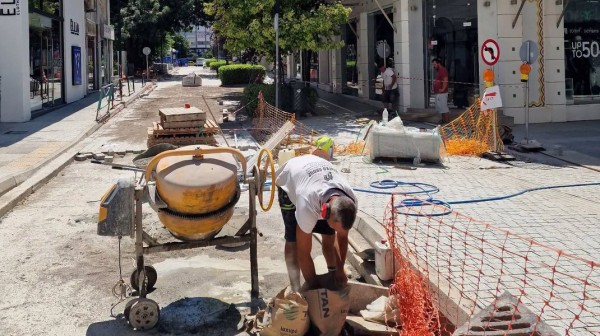 ΧΑΛΚΙΔΑ: Λιώνουν οι εργαζόμενοι κάτω από τον καυτό ήλιο στην οδό Καραμουρτζούνη