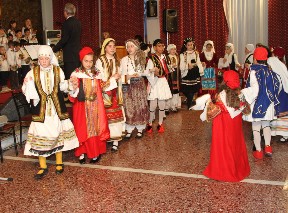 Εντυπωσίασαν οι παραδοσιακοί χοροί των παιδιών