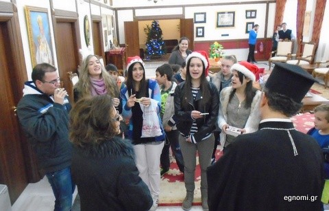 Είπαν τα κάλαντα στο Μητροπολίτη