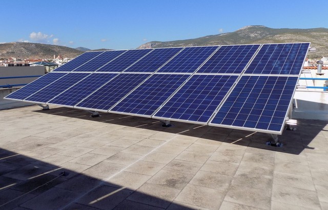 ΕΡΕΤΡΙΑ: Δύο Έλληνες έκλεψαν φωτοβολταϊκά αξίας 11000 ευρώ από τις ταράτσες δύο σπιτιών