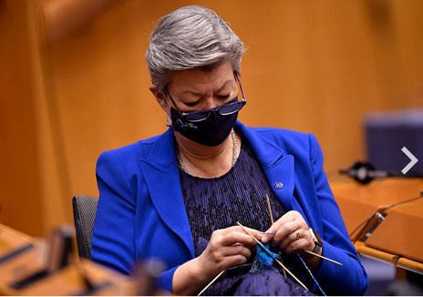 ΙΛΒΑ ΓΙΟΧΑΝΣΟΝ:  Λίγο πριν τις ανακοινώσεις για το εμβόλιο, έβγαλε το πλεκτό της
