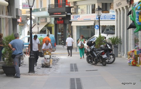 Ξήλωσαν τον πεζόδρομο στην οδό Ερμού