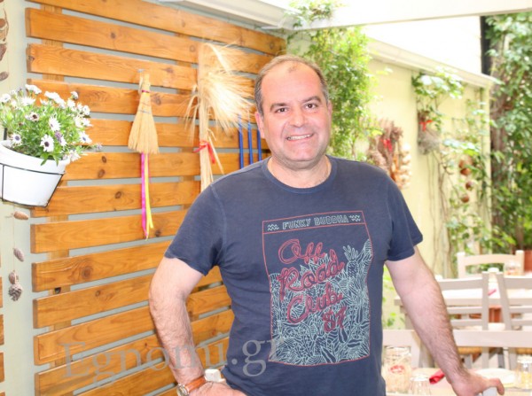 Η γιορτινή περίοδος θέλει ουζάκι-τσιπουράκι στο στενάκι του Γιάννη