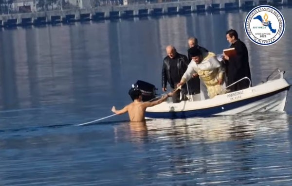 ΛΑΜΨΑΚΟΣ ΧΑΛΚΙΔΑΣ: Τρεις κολυμβητές έπεσαν για τον σταυρό (VIDEO)