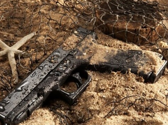 ΑΡΤΑΚΗ: Έκανε βουτιά στη θάλασσα και βρήκε στο βυθό ένα πιστόλι