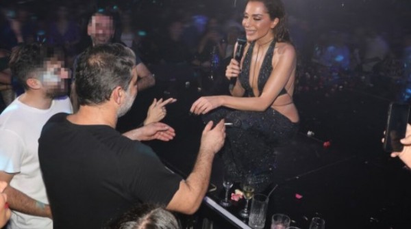 Ο Μπισμπίκης ...έκαψε με το τσιγάρο του την Βανδή