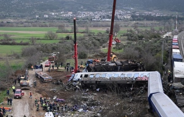 ΤΡΑΓΩΔΙΑ ΣΤΑ ΤΕΜΠΗ: Φόβοι ότι θα ανέβει πολύ ο αριθμός των νεκρών- Παραδέχτηκε το μοιραίο λάθος ο Σταθμάρχης- Ευβοιώτες φοιτητές ανάμεσα στους τραυματίες