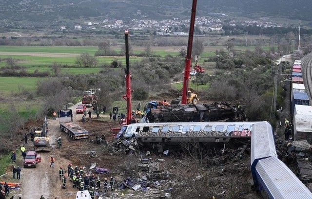 ΤΡΑΓΩΔΙΑ ΣΤΑ ΤΕΜΠΗ: Φόβοι ότι θα ανέβει πολύ ο αριθμός των νεκρών- Παραδέχτηκε το μοιραίο λάθος ο Σταθμάρχης- Ευβοιώτες φοιτητές ανάμεσα στους τραυματίες