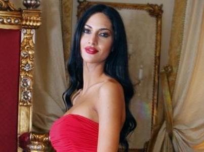 Προκλητική πόζα της Αγγελίνας μέσα στο νερό