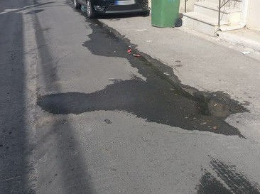 ΧΑΛΚΙΔΑ: Διαρροή νερού στη συμβολή των οδών Μακαρίου και Αργυροκάστρου εδώ και ένα μήνα