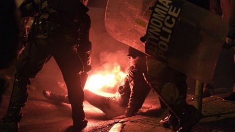Απανθρακώθηκε το γόνατο της δικηγόρου που δέχθηκε φωτοβολίδα