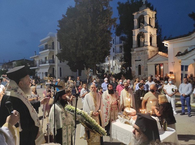 Ο Μητροπολίτης Χαλκίδος λειτούργησε στις καιόμενες περιοχές της Εύβοιας