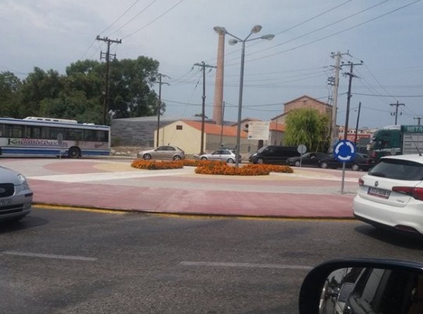 ΧΑΛΚΙΔΑ: Φορτηγάκι τύπου κλούβα προκάλεσε τροχαίο ατύχημα στον κόμβο Αγίου Στεφάνου και εξαφανίστηκε