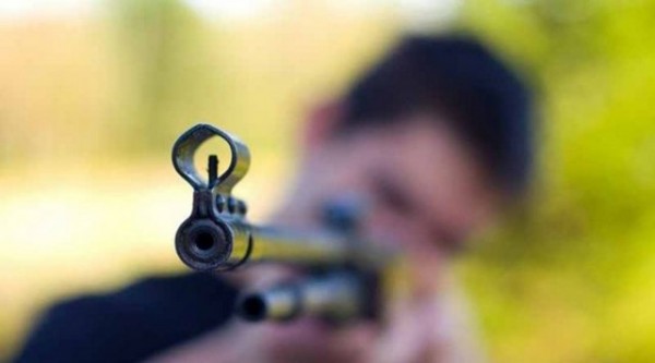 ΑΥΛΩΝΑΡΙ: Ανήλικος μαθητής έκρυψε αεροβόλο έξω από το σχολείο του!