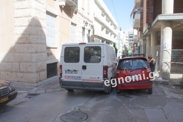 Πάρκαρε χάλια και άφησε τα κλειδιά μέσα στο κλειδωμένο ΙΧ!