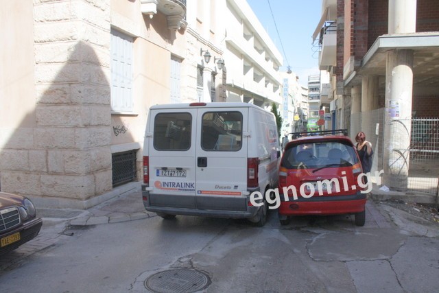 Πάρκαρε χάλια και άφησε τα κλειδιά μέσα στο κλειδωμένο ΙΧ!