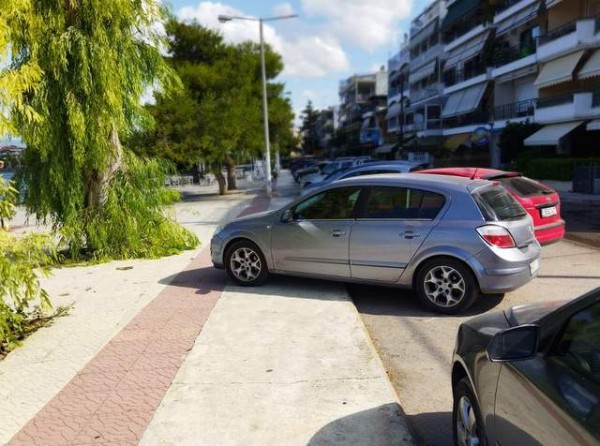 ΑΡΤΑΚΗ: Θαυμάστε παρκάρισμα πάνω στο πεζοδρόμιο!