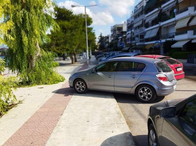 ΑΡΤΑΚΗ: Θαυμάστε παρκάρισμα πάνω στο πεζοδρόμιο!