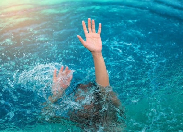 ΤΡΑΓΩΔΙΑ ΣΤΗ ΝΑΞΟ: Θλίψη για τον πνιγμό της 36χρονης μητέρας σε πισίνα μπροστά στα μάτια του παιδιού της