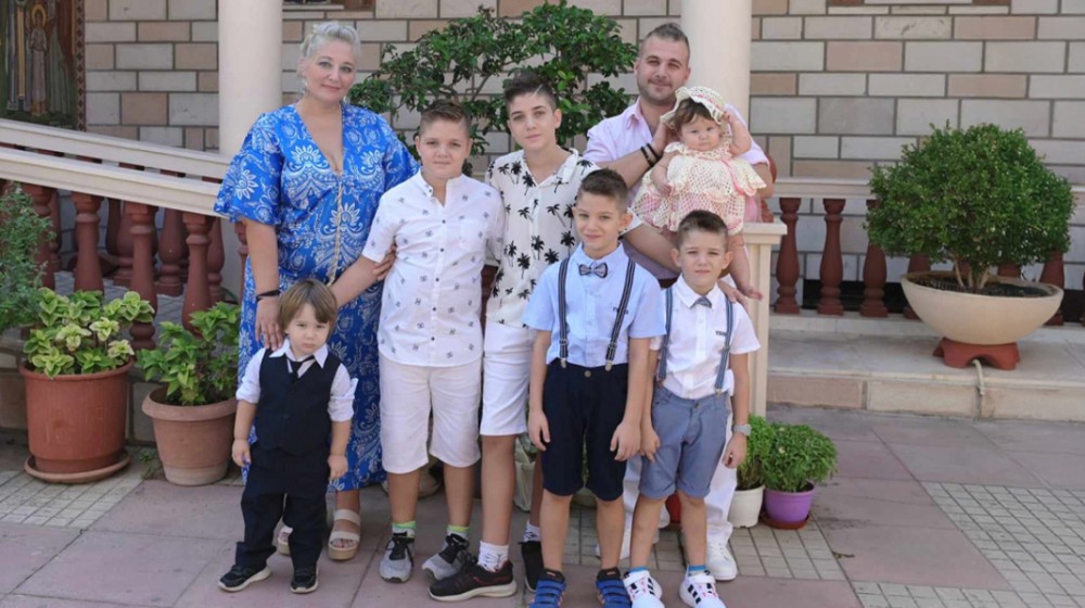 Οικογένεια με έξι παιδιά μετακόμισε μέσω αγγελίας από τη Γερμανία σε χωριό της Ευρυτανίας για να ...ξαναζωντανέψει το μέρος