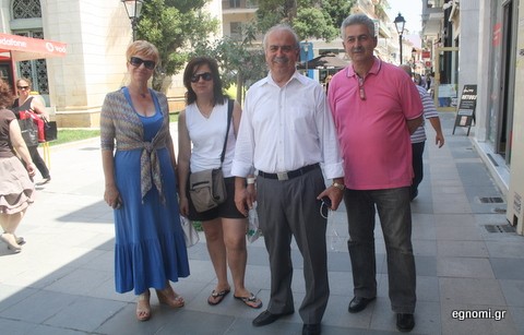 Βόλτα στον πεζόδρομο με το επιτελείο του