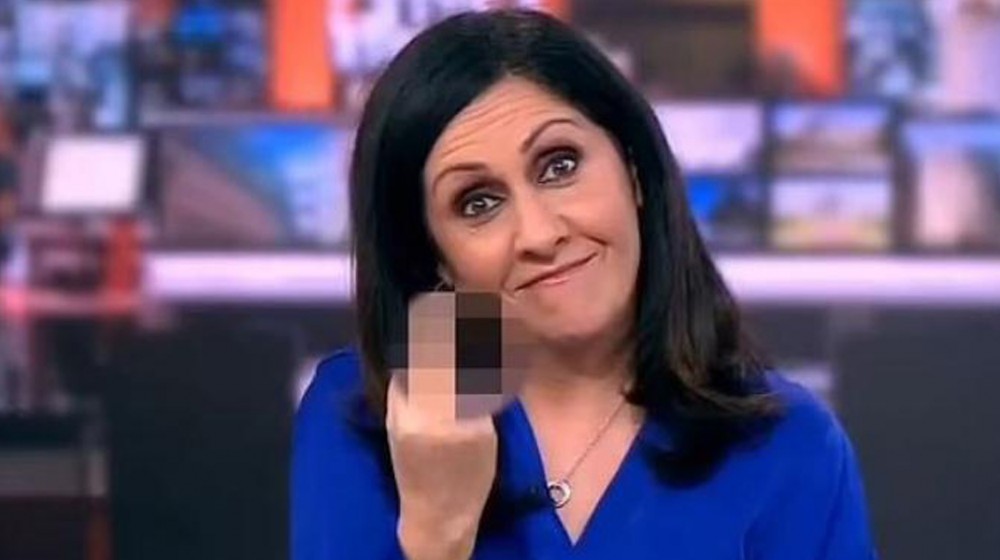 Η κάμερα ...τσάκωσε παρουσιάστρια του BBC με υψωμένο το μεσαίο δάχτυλο