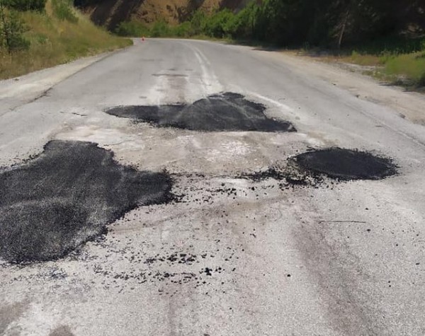 ΒΟΡΕΙΑ ΕΥΒΟΙΑ: Έκλεισαν με μπαλώματα τις λακκούβες