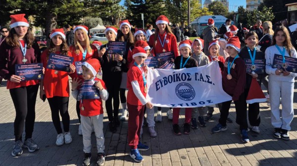 ΕΥΒΟΪΚΟΣ ΓΑΣ: Με σκουφάκια Άγιου Βασίλη και δώρα έτρεξαν στην παραλία Χαλκίδας για καλό σκοπό