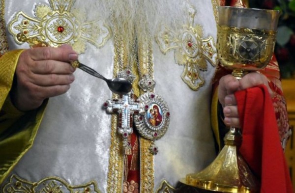 ΚΟΡΩΝΟΪΟΣ ΕΥΒΟΙΑ: Συνελήφθη ιερέας γιατί κοινώνησε πιστούς σε χωριό του Δήμου Διρφύων-Μεσσαπίων